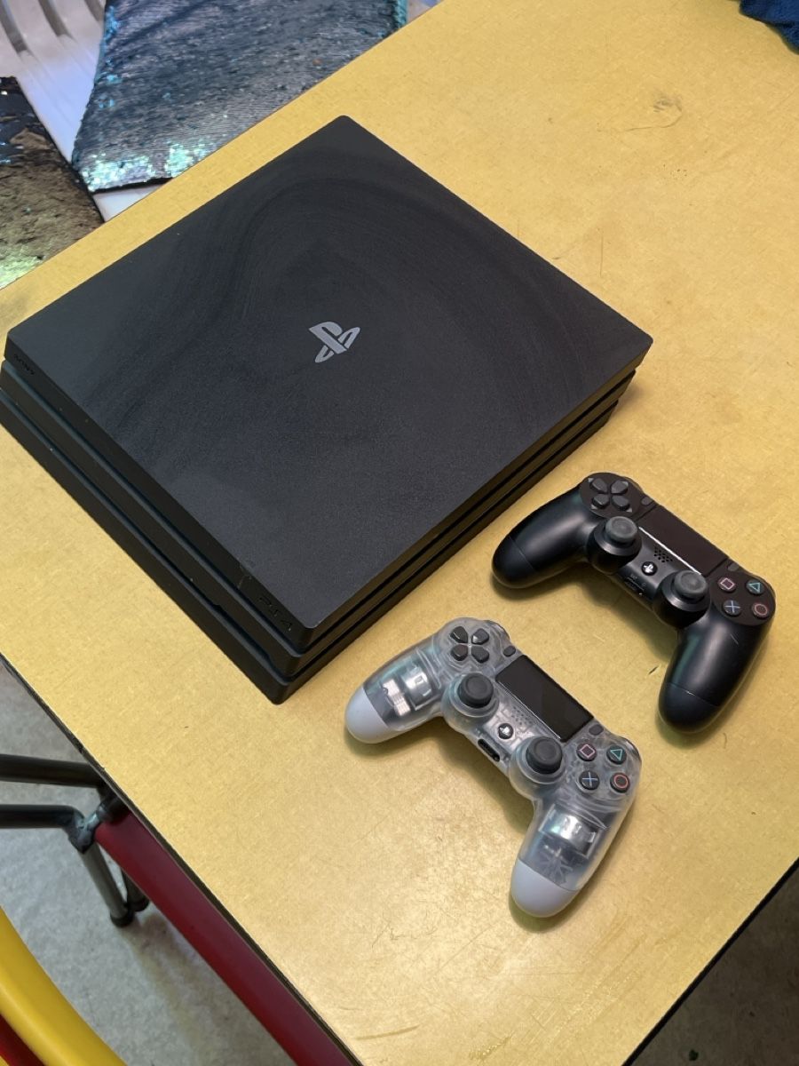 Sony Console: Ps4 pro mit Controller – Usato da Adetswil venduto da lul_jc8j