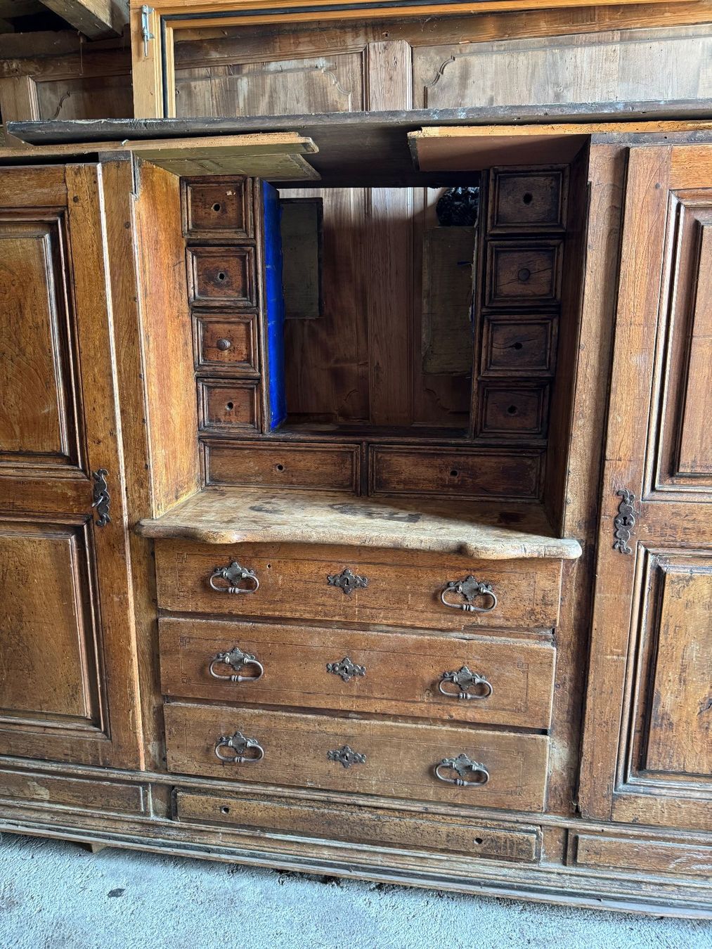 Schränke: Antiker Schrank, restaurationsbedürftig, Holz – Gebraucht aus Sachseln von BONATI01 5