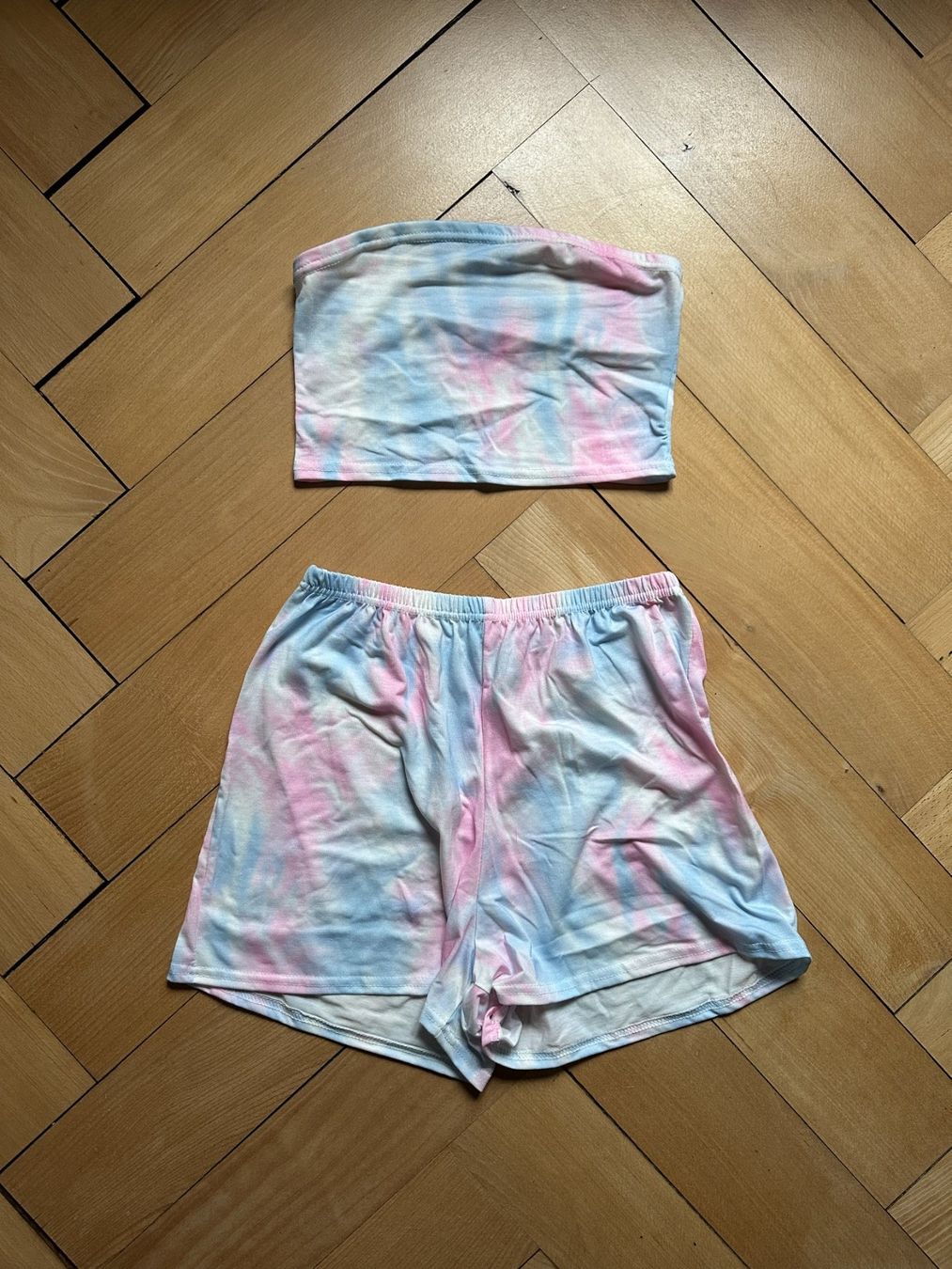Lotti di vestiti: BOOHOO - Batik Zweiteiler pastellfarben 34 – Usato da Zürich venduto da Diazaio