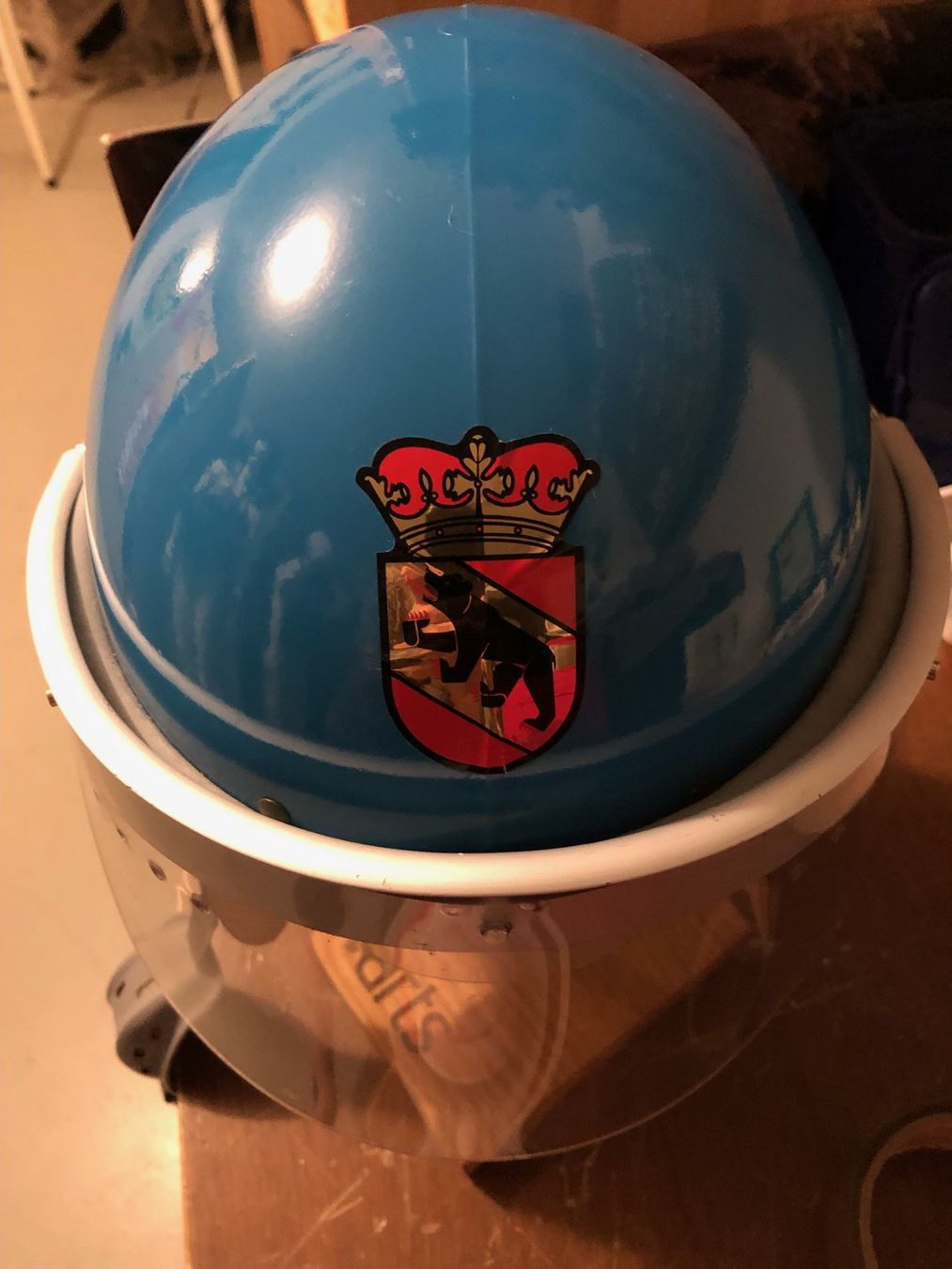 Helme & Visiere: Polizei Einsatzhelm – Gebraucht aus Gümmenen von Ug6 4