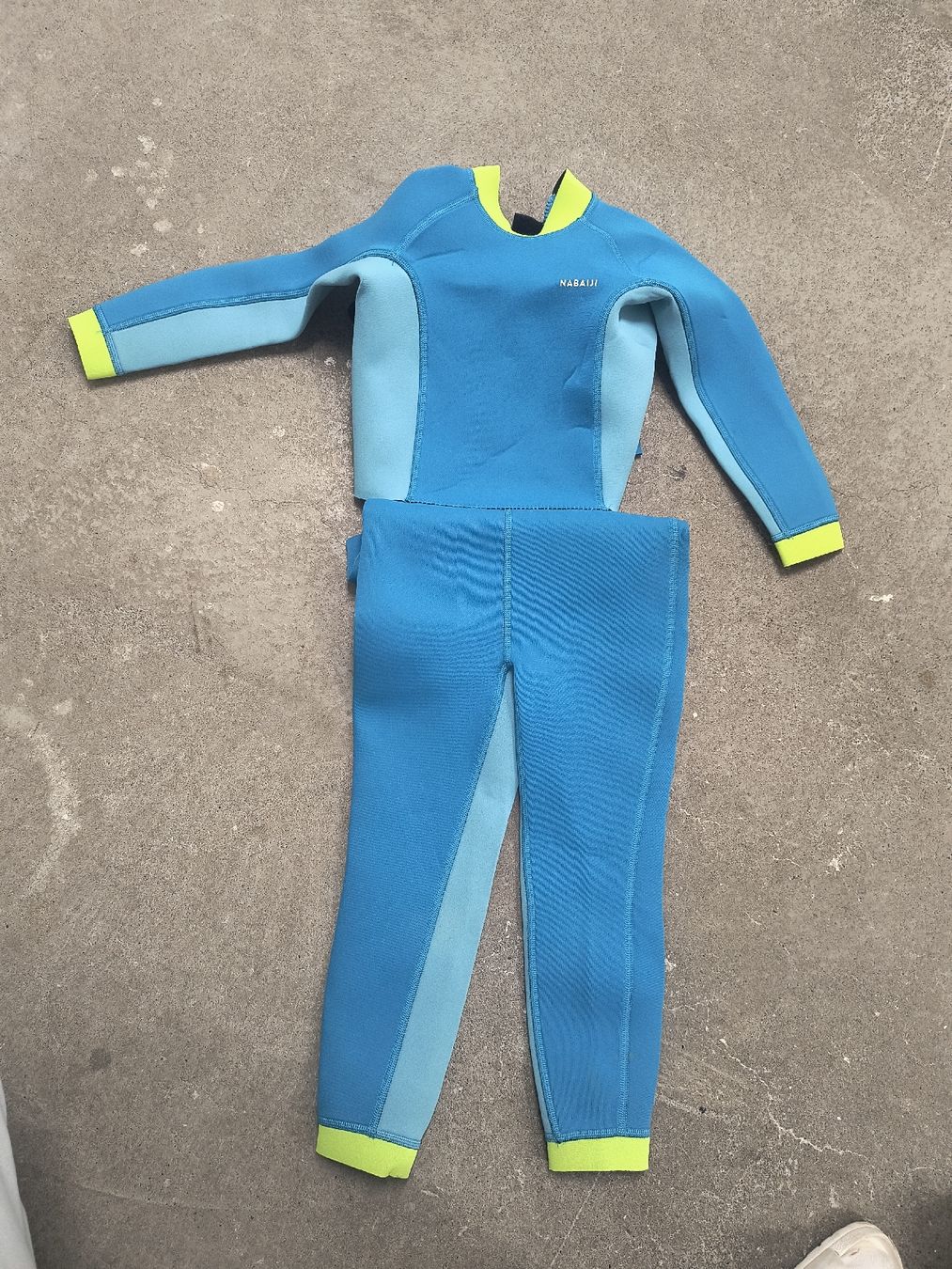 Decathlon Ensembles: thermo Badeanzug 4-5 Y  – D'occasion à Schliern b. Köniz par yalls