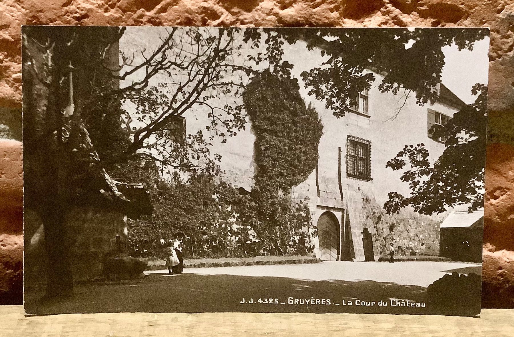 Cartoline postali: GRUYÈRES - La Cour du Château – Usato da Root venduto da ENGLAND-TREASURES