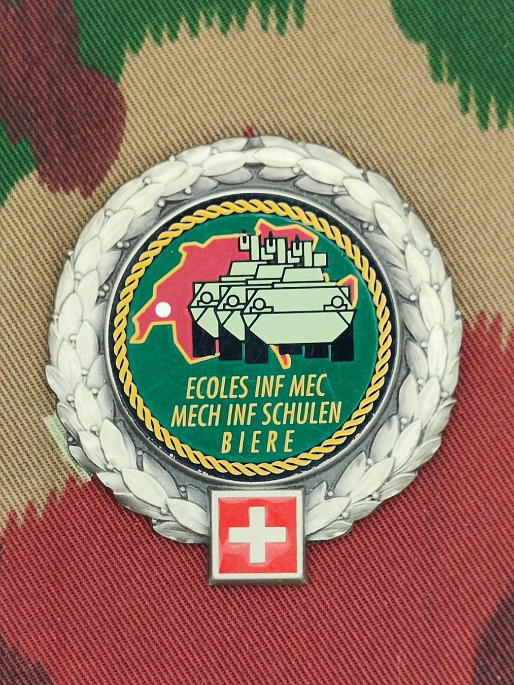 Schweizer Armee Placchette & Badge: Béretemblem MECH INF SCHULEN BIERE – Usato da Bauma venduto da SwissMilitaria
