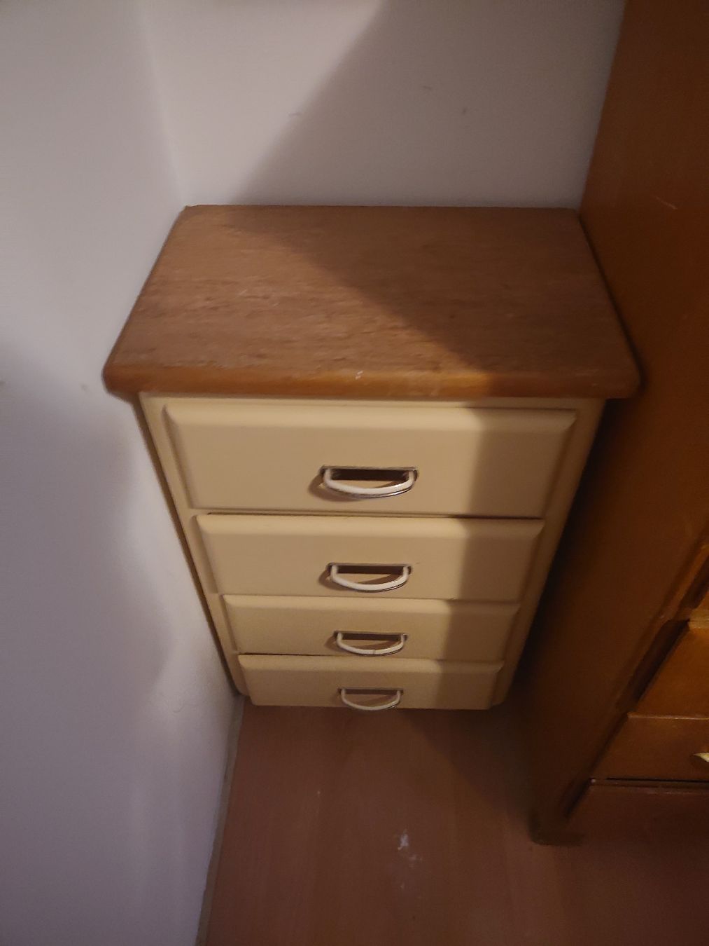 Kommoden: Kommode mit 4 Schubladen und Holzdeckel Beige Creme – Defekt aus Zürich von laubb