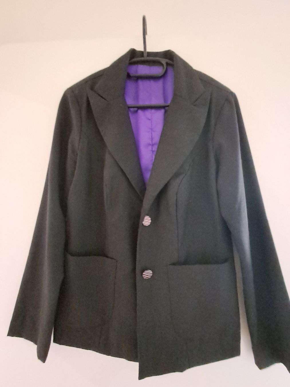 Giacche: Blazer noir chic à doublure violette—taille 38  – Nuovo (secondo la descrizione) da Aubonne venduto da erinrose