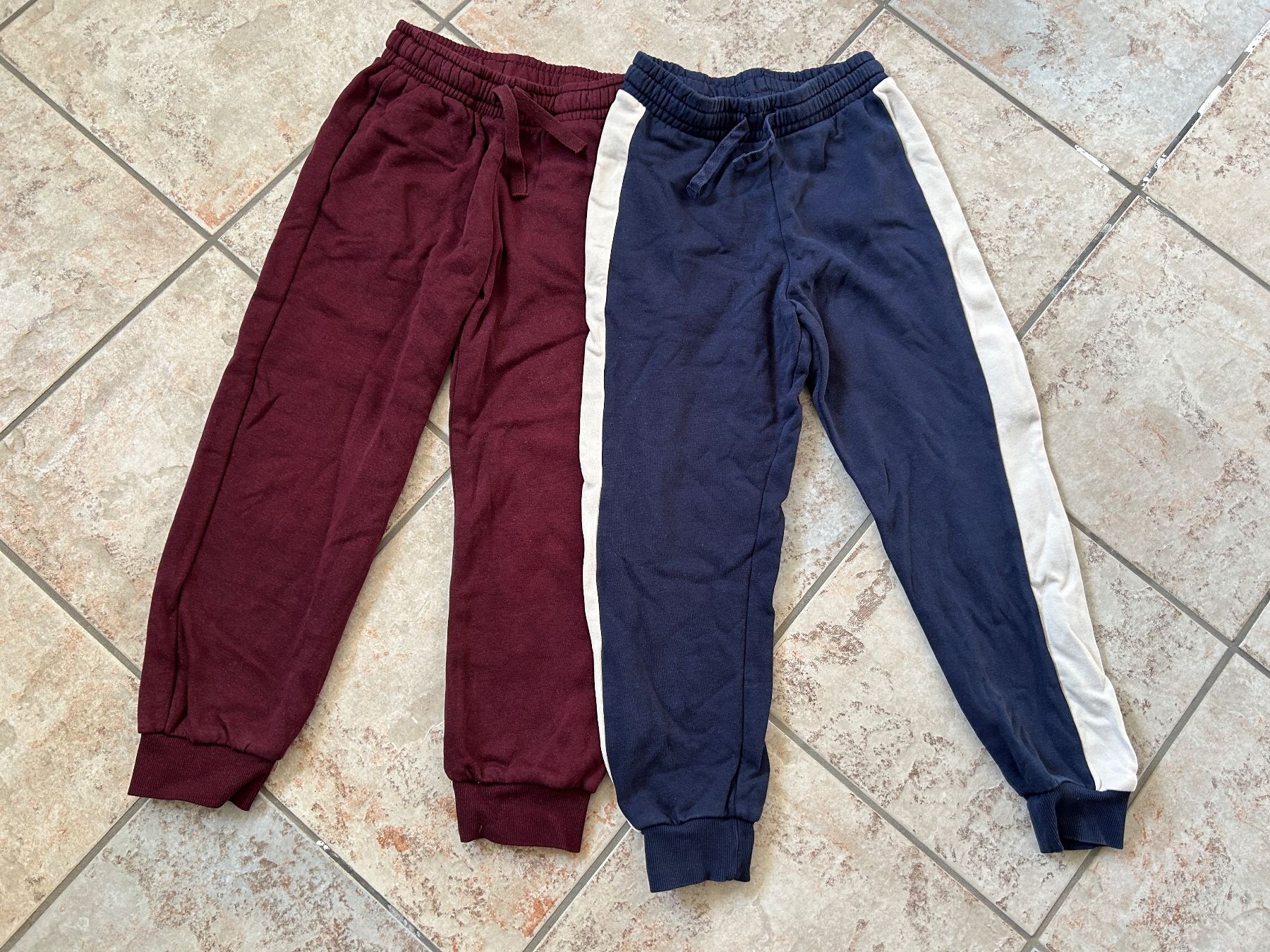 H&M Pantalons: Trainerhose 2 Stück, Grösse 128 – D'occasion à Reichenburg par nanuk015
