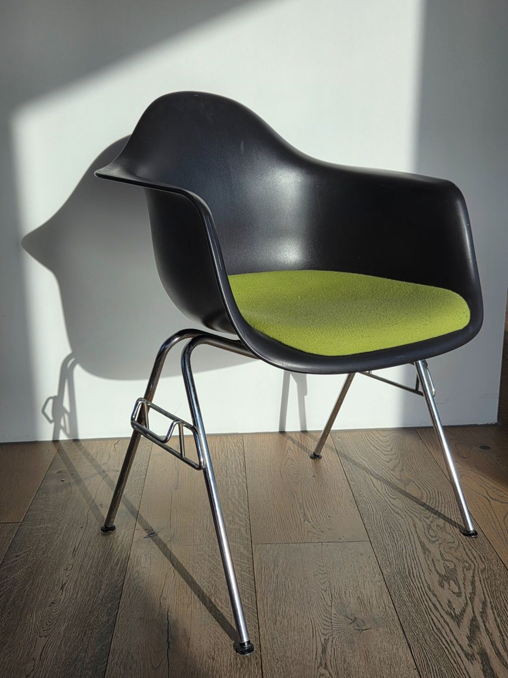 Vitra Stühle: Eames / Vitra Plastic Armchair – Gebraucht aus Zürich von PeterPanama
