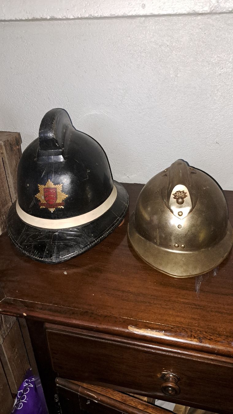Pompieri: 2 Feuerwehr Helme Vintage  – Usato da Kölliken venduto da Upcycling-by-Mc-TAM