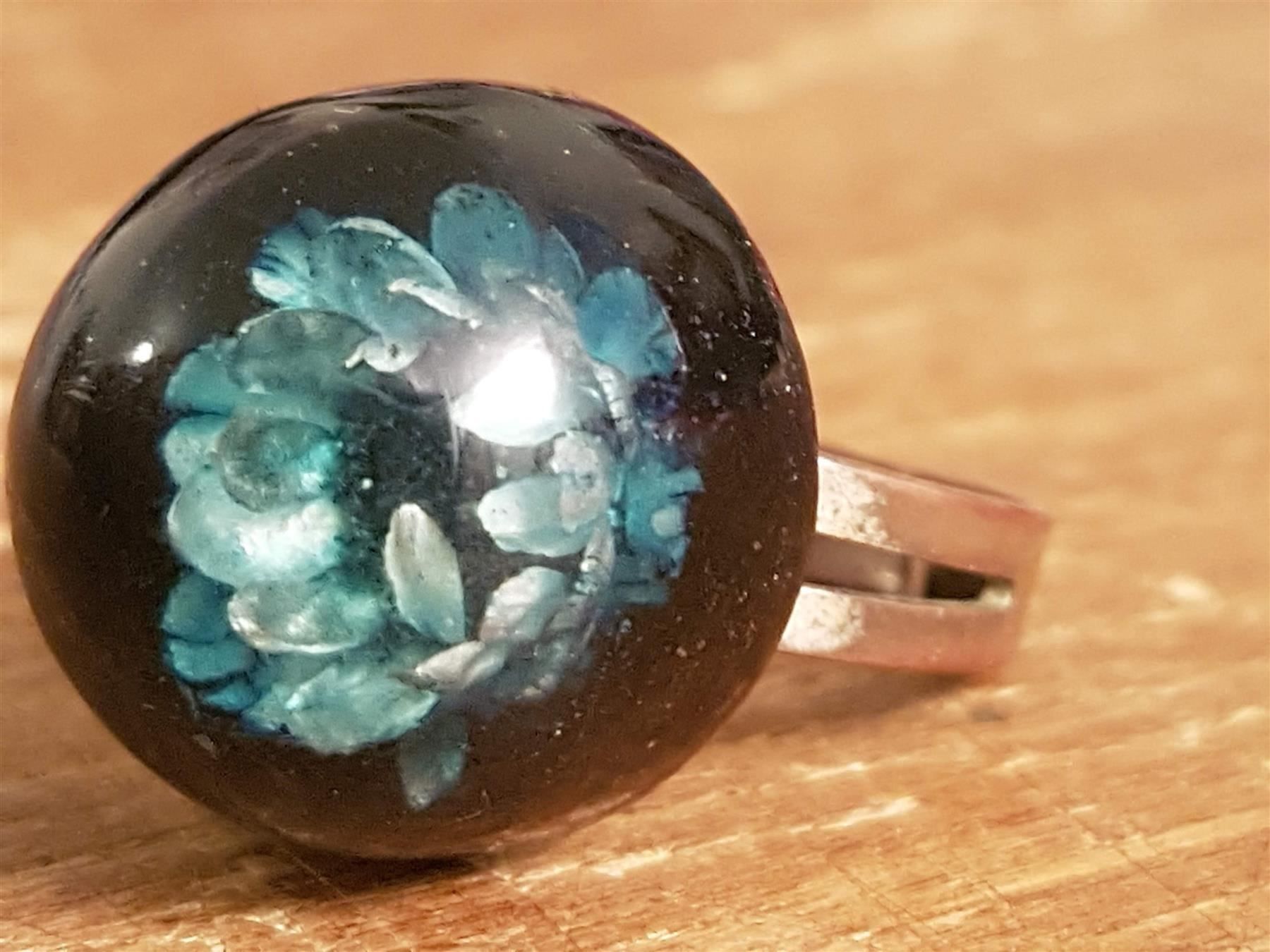 Anelli: Ring Halbkugel mit eingegossener Stroh Blume, verstellb blau – Usato da Ettingen venduto da Maranathatalitha 1