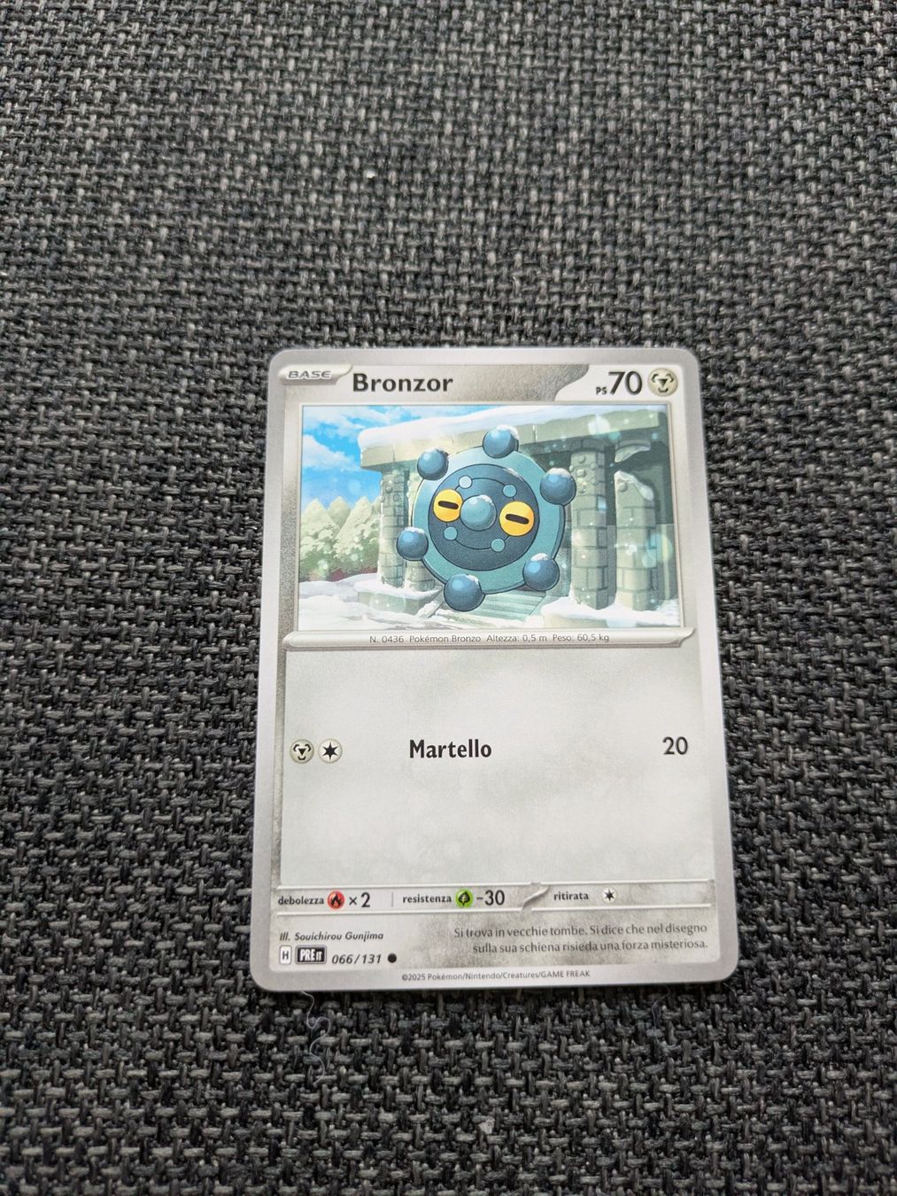 Pokémon Carte collezionabili: BRONZOR, PRISMATIC EVOLUTIONS, 66, 2025, COM, ITA, NM/MT – Usato da Losone venduto da AlpineLayer