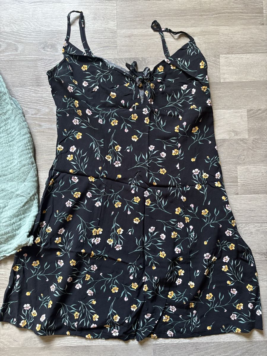 Vestiti: 2 robes été taille M Pull&Bear H&M – Usato da Les Brenets venduto da moe_ym8r 1