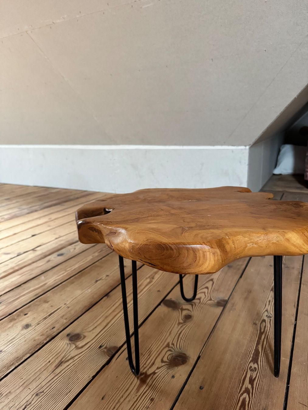 Tavoli: Rustikaler Holz Beistelltisch mit Baumkante – Usato da Winterthur venduto da StellaMariabr 3