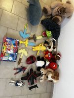Konvolut Spielzeug: Stofftiere, Figuren, Flugzeug, Spiel