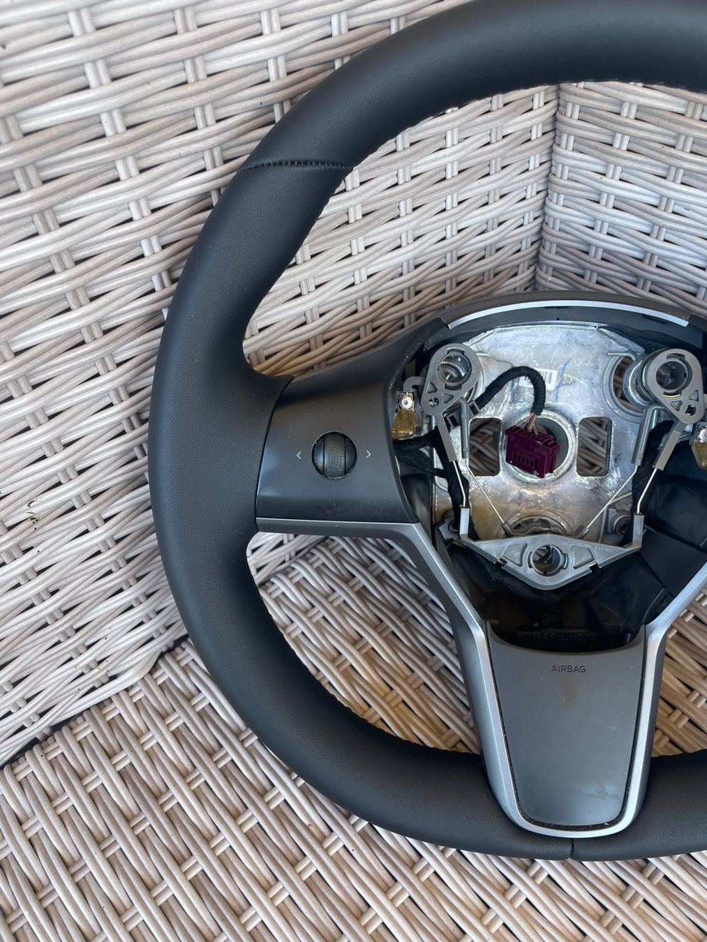Tesla Tutti pezzi di ricambio auto: Neues Leder lenkrad TESLA 3 / Y – Nuovo (secondo la descrizione) da Auw venduto da Neo_z2rq 4