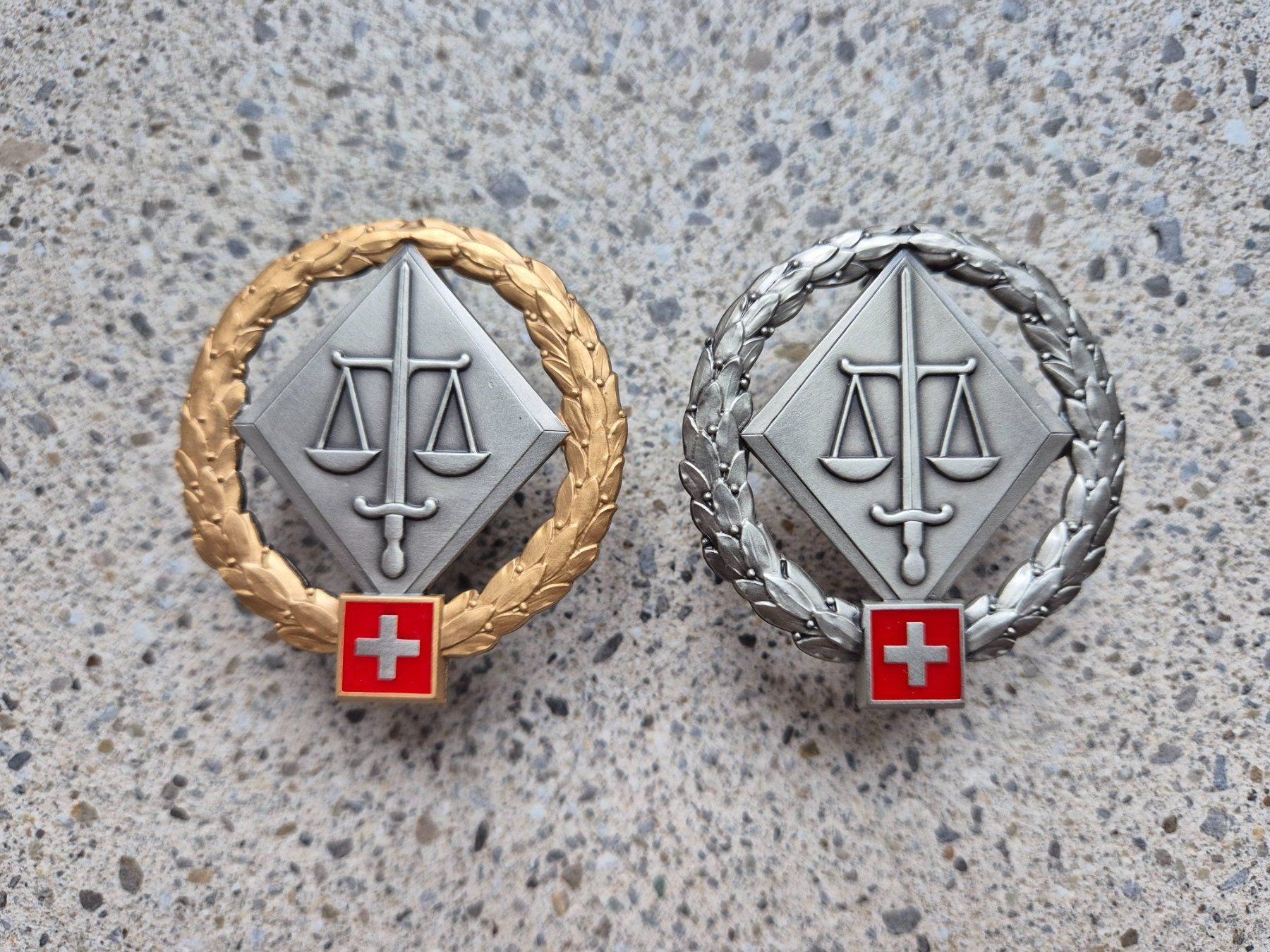 Schweizer Armee Plaketten & Abzeichen: *** Beretemblem Set *** – Neu und originalverpackt aus Riedholz von fr_sIruP