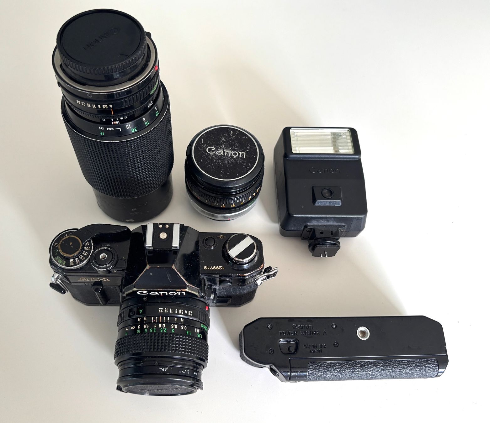 Canon Fotocamera: Canon AE-1 Set, 3 FD Objektiven, Power Winder, Blitz – Usato da Bottmingen venduto da marktplatz-moebel