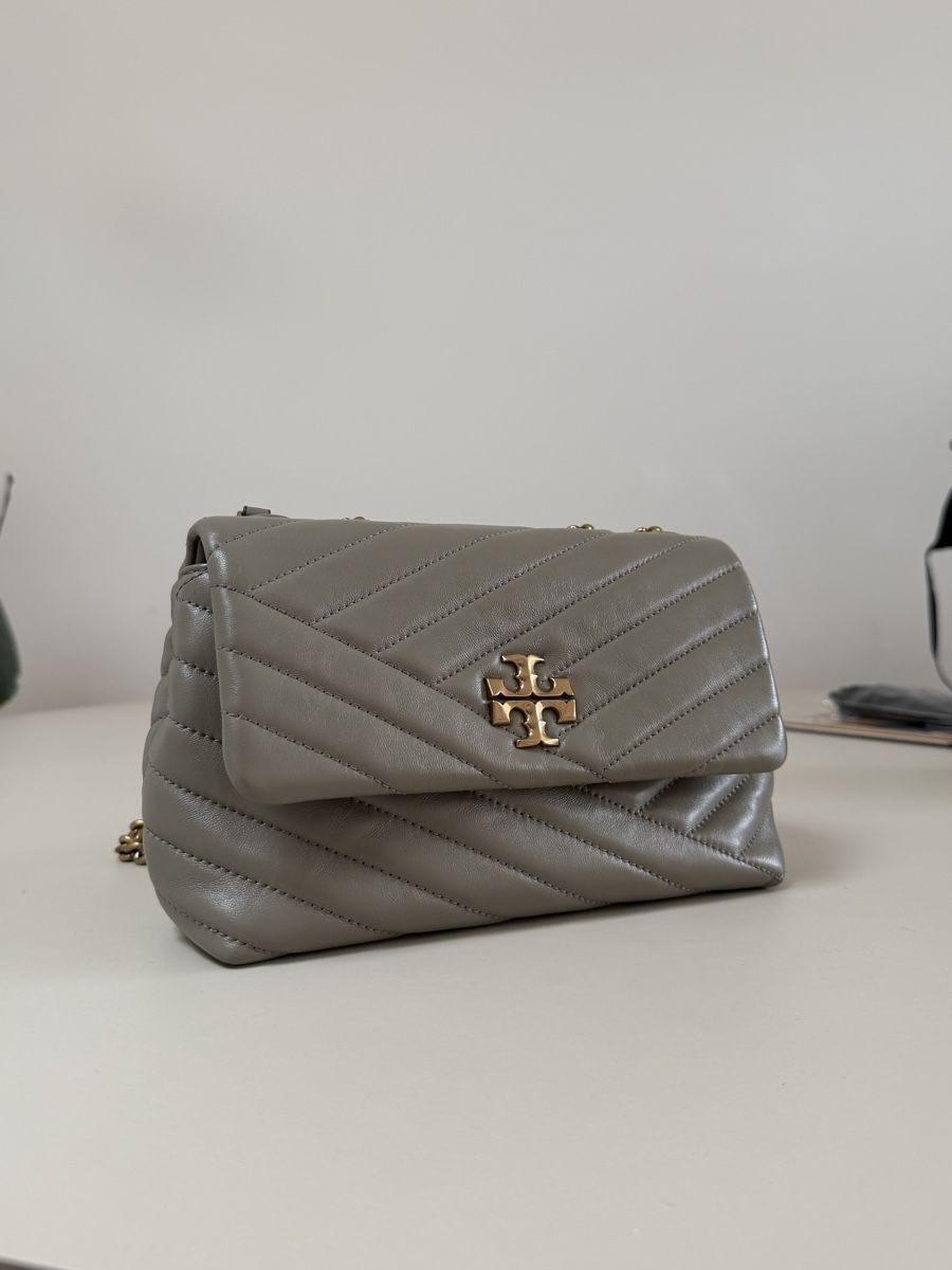 Tory Burch Borse da donna: Tory Burch Schultertasche Kira in Grau – Nuovo (secondo la descrizione) da Adliswil venduto da tioe 1