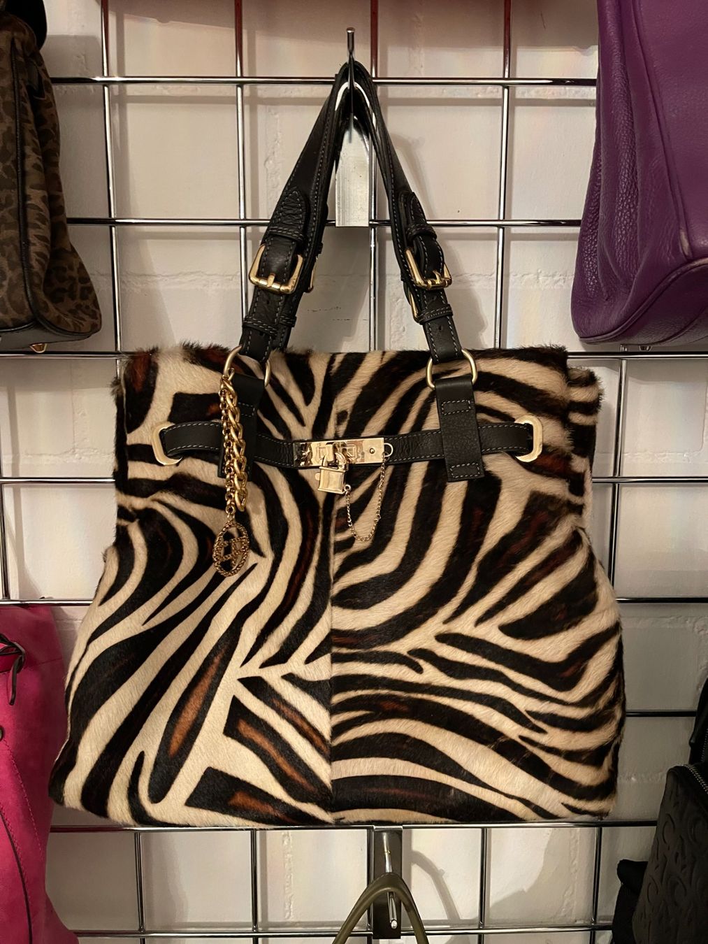 Taschen für Damen: Handtasche – Gebraucht aus Stallikon von nirakhtugarev