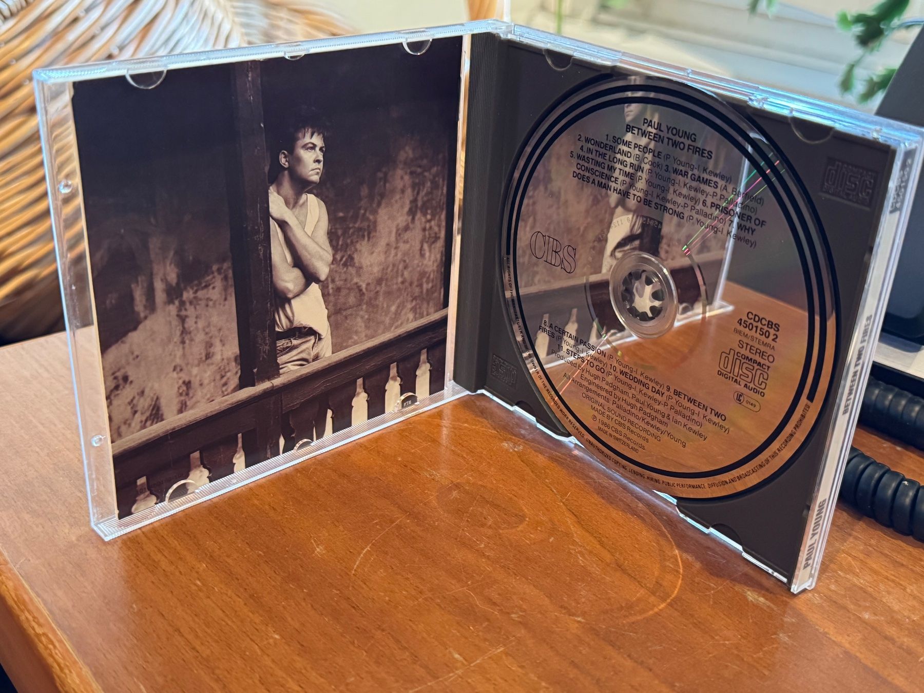 CD: Paul Young - Between Two Fires - HG42C – Usato da Küsnacht ZH venduto da swisssales.net 2