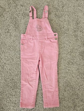 Rosa Latzhose mit Katzenmotiv, Grösse 92, Top Zustand