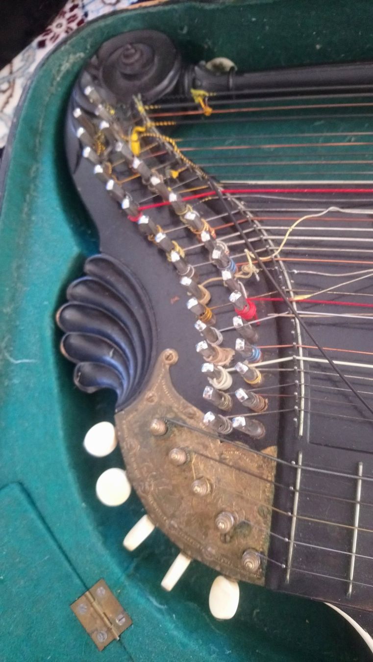 Instruments de musique: Instrument cytare ancienne – Défectueux à La Chaux-de-Fonds par Bakha 1