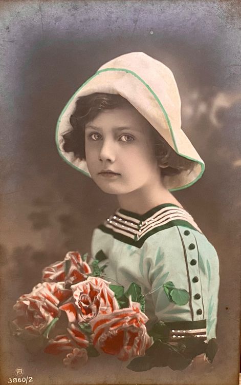 Antike Foto AK Kind - Mädchen mit Hut &amp; Rosen aus England | Kaufen auf ...