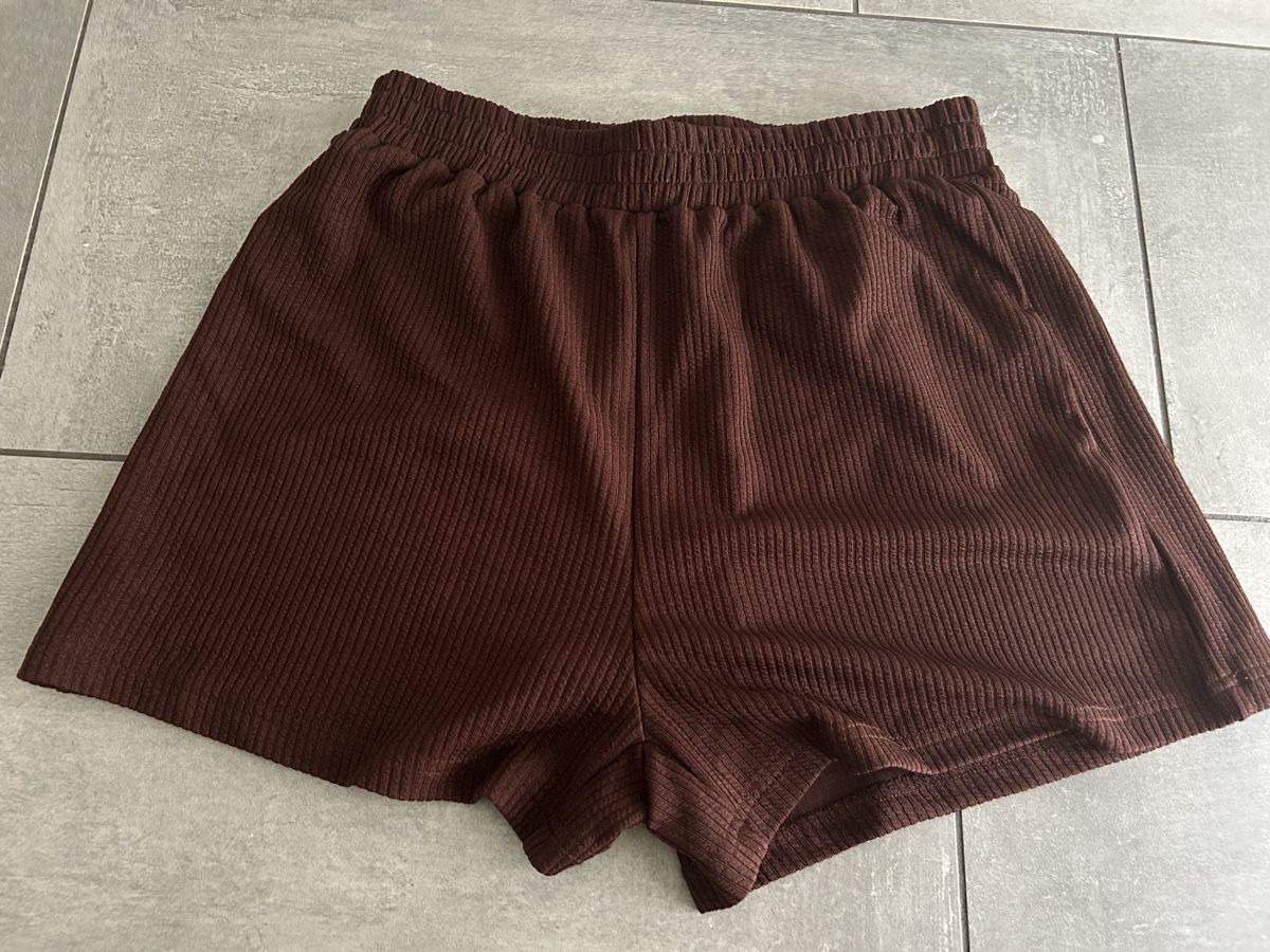 Pantalons: Shorts braun, Rippstrick, Grösse M – D'occasion à Engelburg par Quinti15