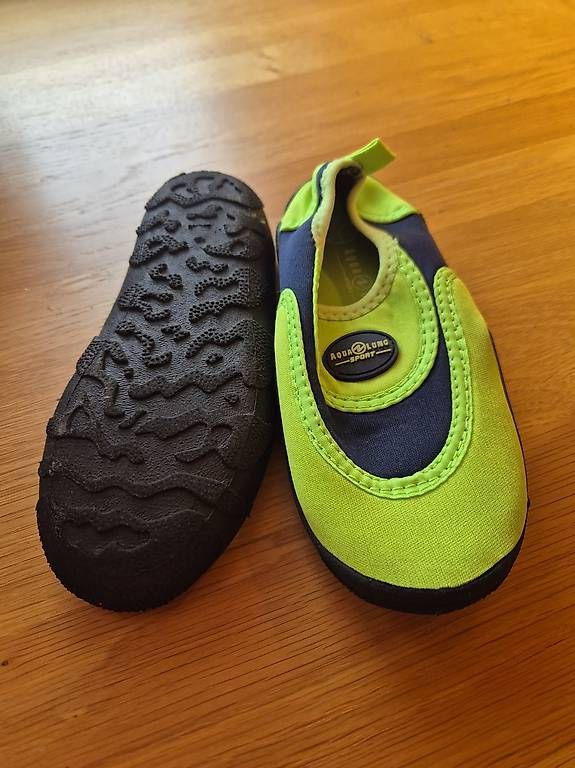 Scarpe da uomo: Neuwertige Badeschuhe Grösse 28/29 – Usato da Donzhausen venduto da Fannyna1