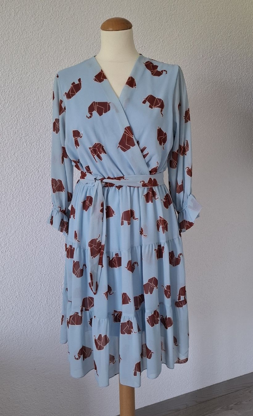 Robes: Kleid hellblau-braun Elefantenmuster, Grösse 36 – Neuf (Voir description) à Emmen par Tigerlady 2