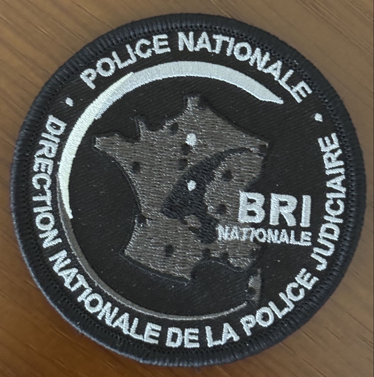 Placchette & Badge: Badge - BRI National – Nuovo e nell'imballaggio originale da Genève venduto da CollectorComp