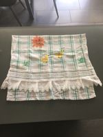 Süsses Küchentuch frühlinghaft mit Spitze