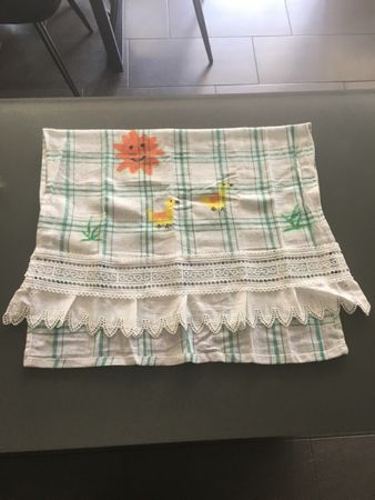Süsses Küchentuch frühlinghaft mit Spitze