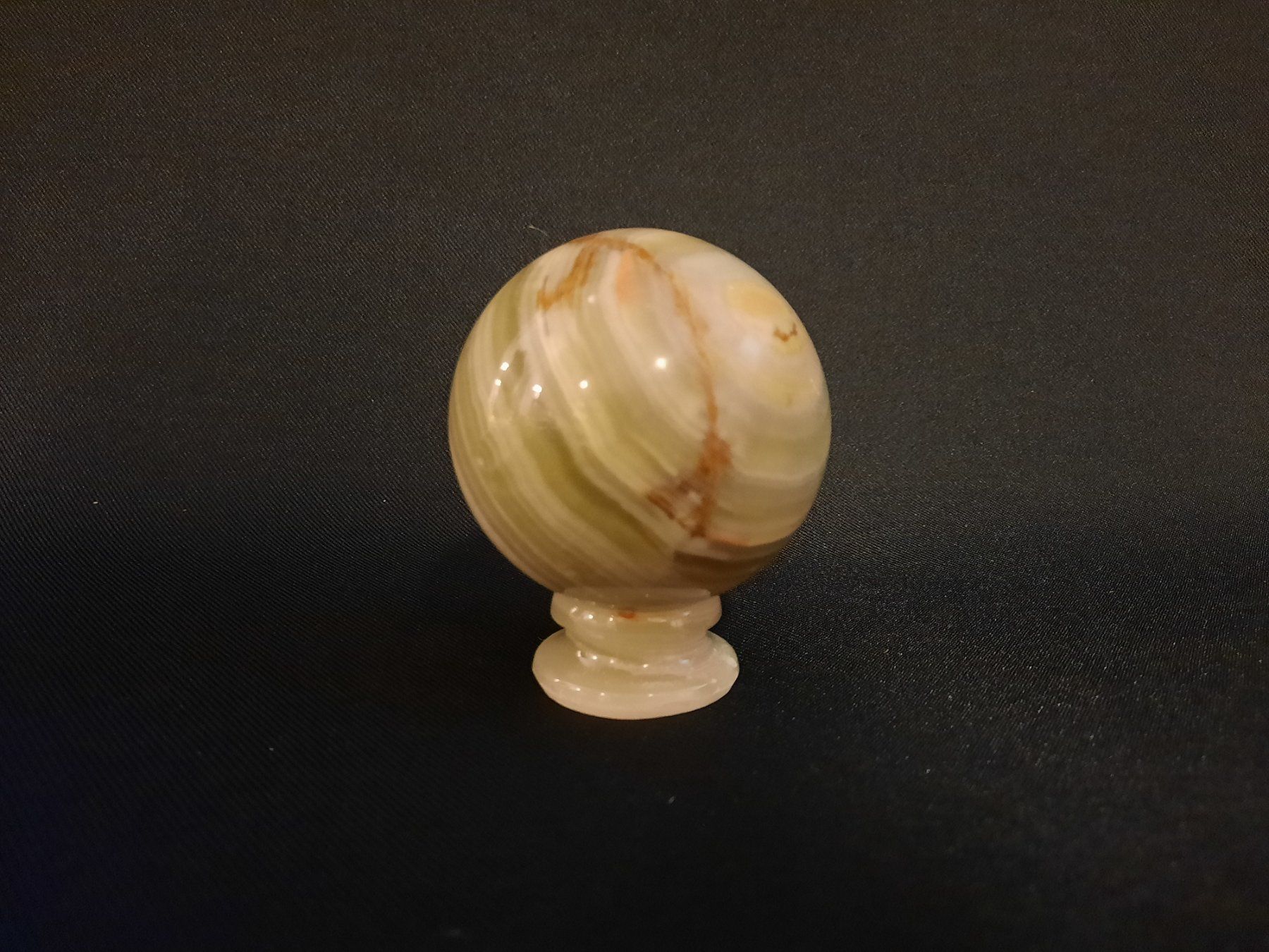 Minerali & Pietre curative: ONYX-Steinkugel mit Sockel, ca. 6 cm Durchmesser – Usato da Beinwil am See venduto da Restwert_Beinwil 1