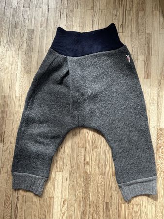 FORSCHUR Walk-Hose, Grösse 86/92, mit zwei kleinen Löchern.