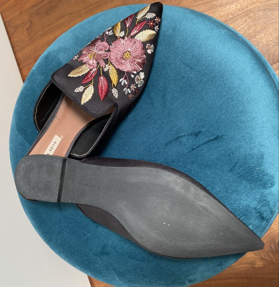 Scarpe da donna: Charles & Keith Mules, Schwarz, Blumenmuster🌸 – Nuovo (secondo la descrizione) da Wettswil venduto da Elsol 2