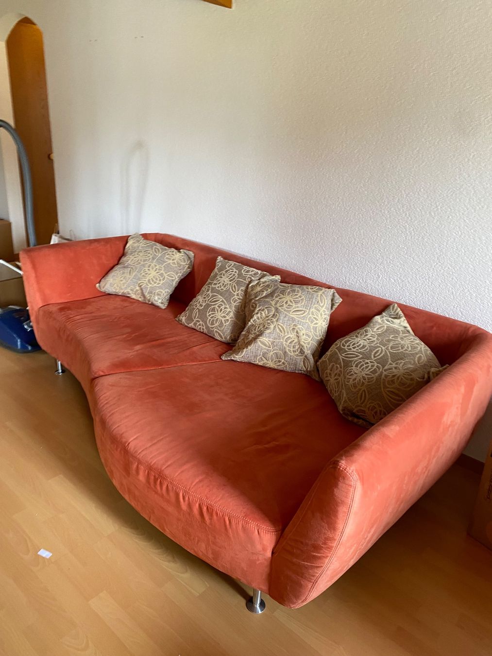 Divani: Gemütliches Sofa rosa curved 2-teilig – Usato da Flawil venduto da Mabeska 1