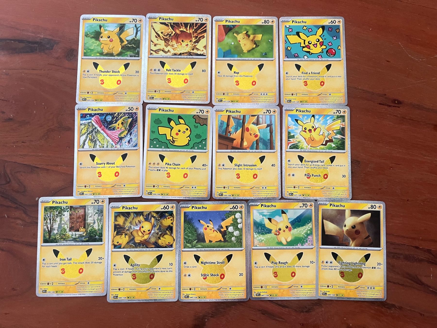 Pokémon Carte collezionabili: Pokemon 30th Pikachus Lot – Nuovo (secondo la descrizione) da Winterthur venduto da saloun