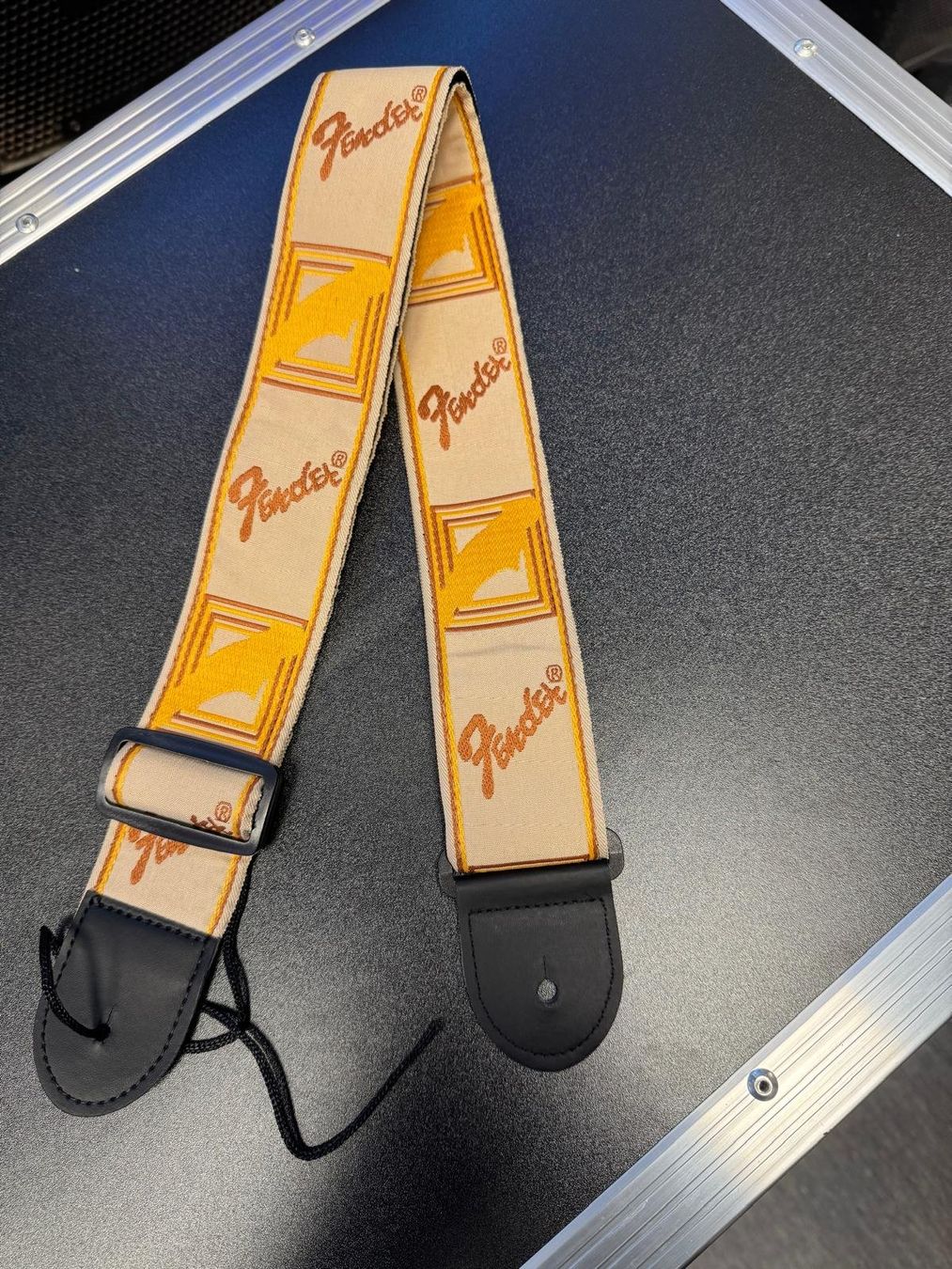 Fender Strumenti musicali: Fender Guitar Strap (Neu) – Nuovo e nell'imballaggio originale da Zürich venduto da Roy-Events-Zurich