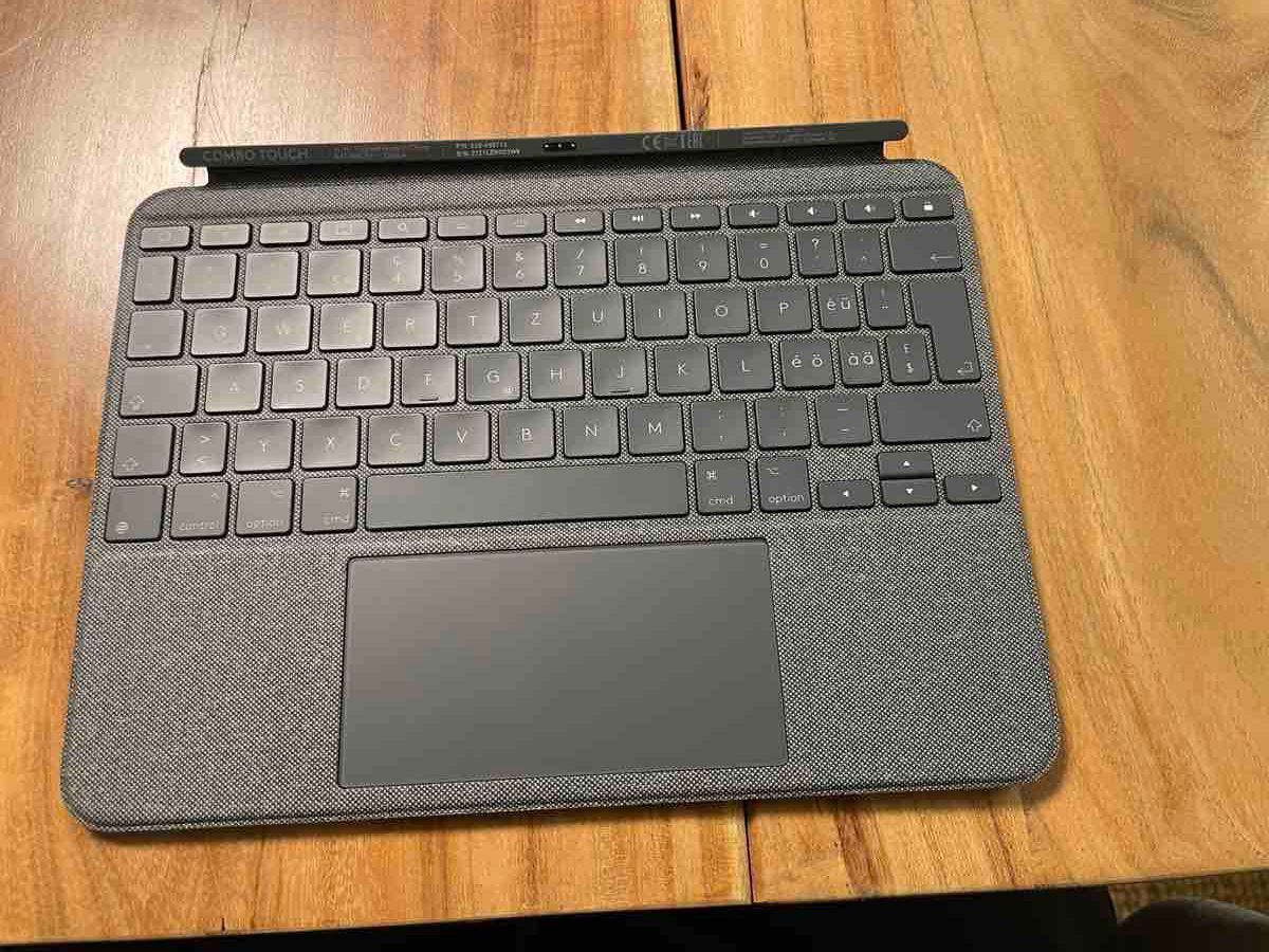 Logitech Tastiere: Logitech Combo Touch Tastatur iPad grau – Usato da Bassersdorf venduto da natischwarz