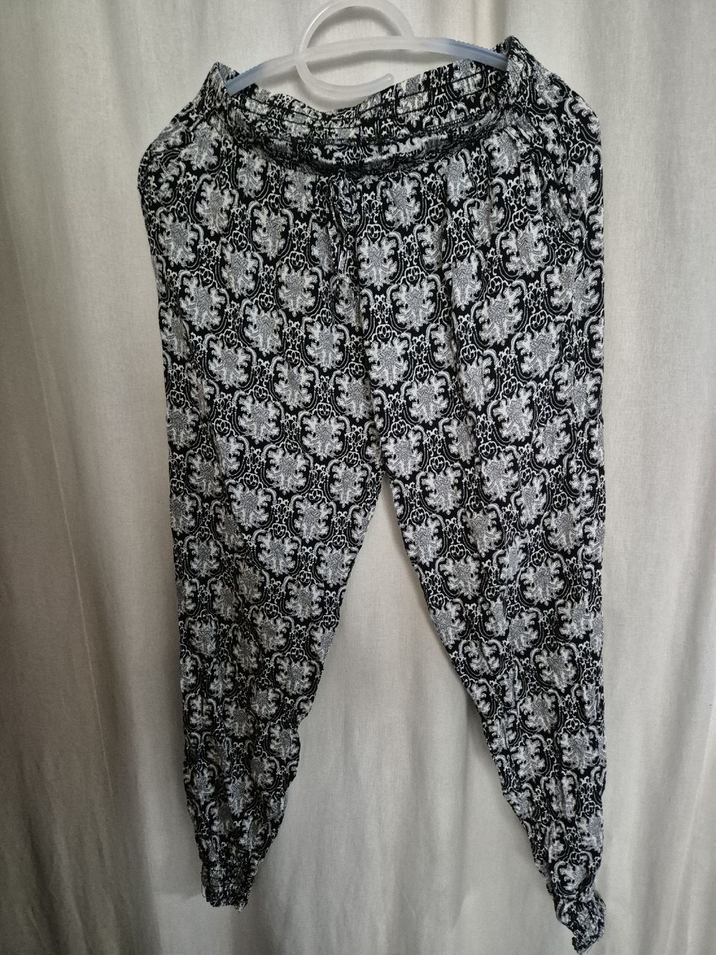 Hosen: Schlupfhose, Grösse s, schwarz-weiss gemustert, neuw. – Gebraucht aus Wichtrach von kne_62tl