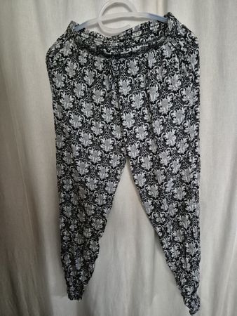 Schlupfhose, Grösse s, schwarz-weiss gemustert, neuw.