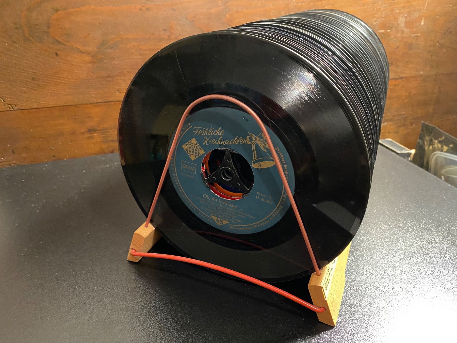Dischi in vinile: Vintage Plattenständer mit ca. 50 Singles – Usato da Rorbas venduto da tun_m7fz 4
