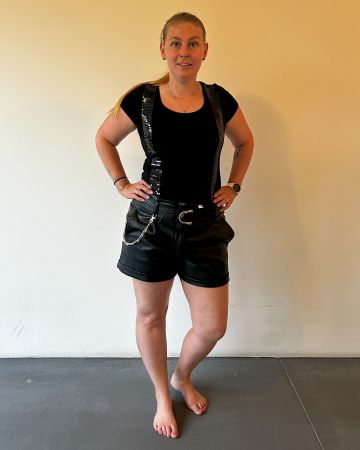 Coole, schwarze Kunstleder-Shorts mit Kette, Grösse 42