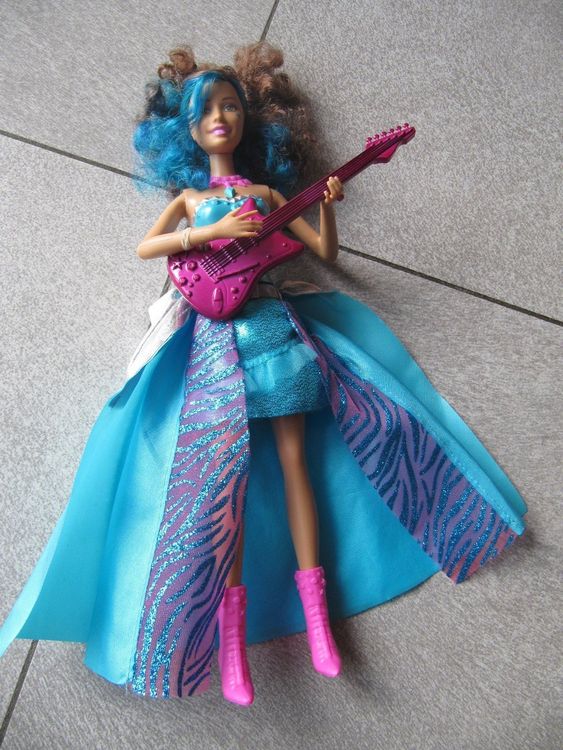 Poupée chantante Barbie Princesse Erika Rock'N Royals
