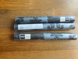 Englische Tapete, schwarz mit floralem Muster