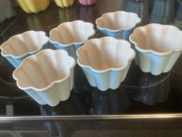6 petits moules à flan bleus 