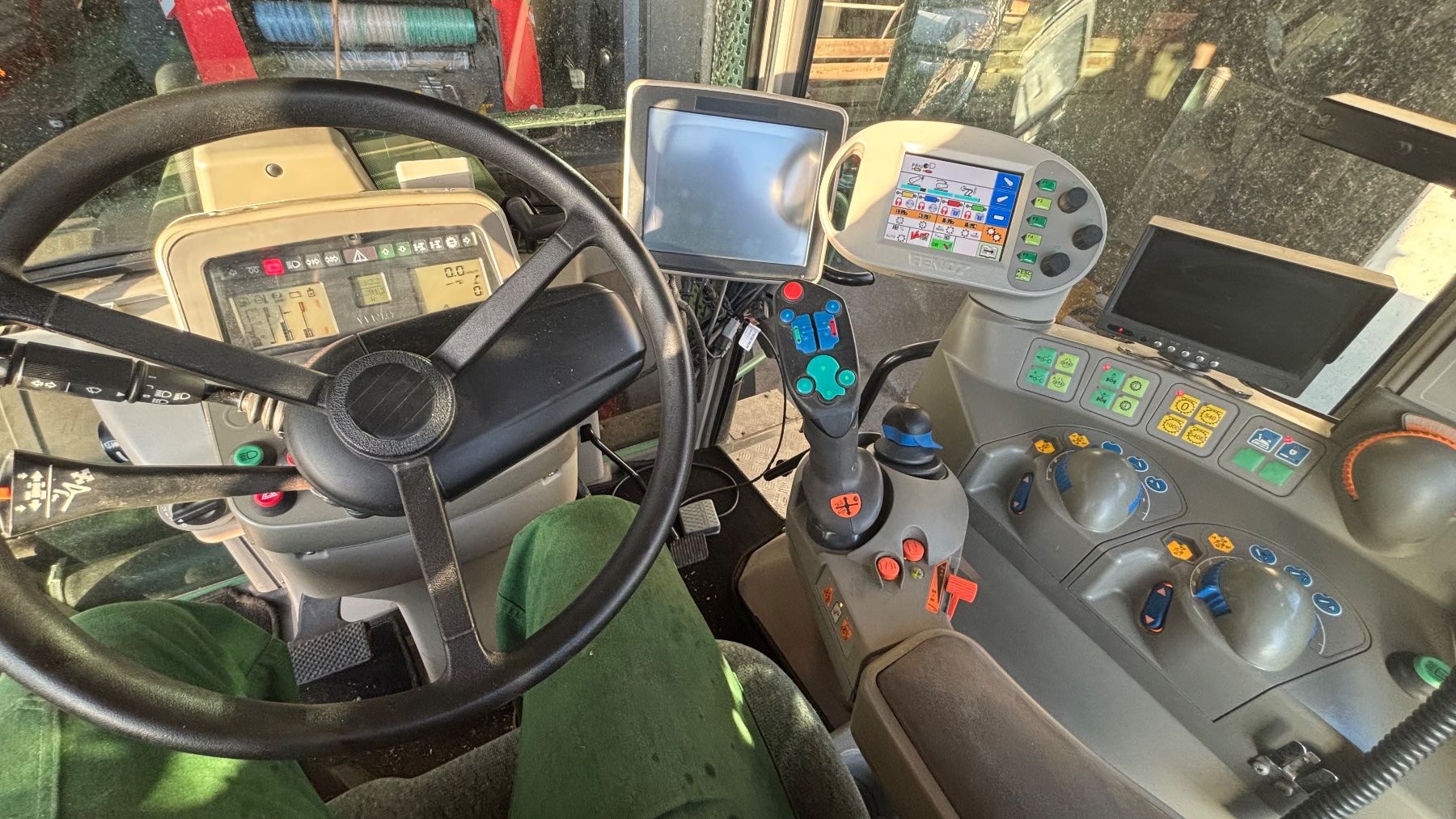 Fendt Trattori: Fendt Vario 718 COM III Legende mit nur 6400 Stunden! – Usato da Worb venduto da jon_8wpq 1