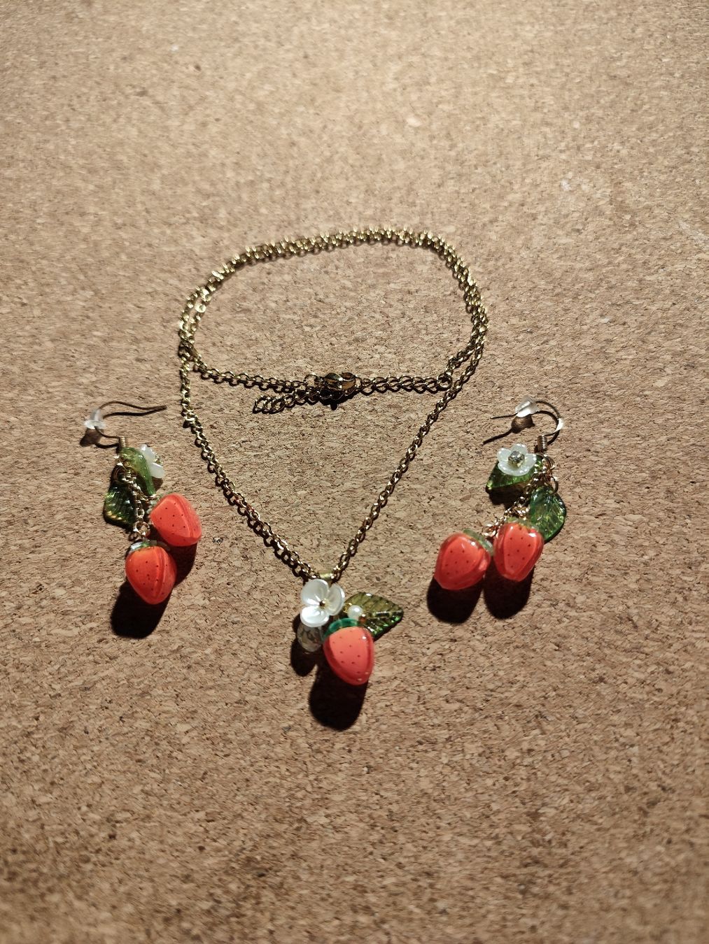 Catenine: Cottagecore: Erdbeer Schmuck - Set – Usato da Rafz venduto da ell_xks7