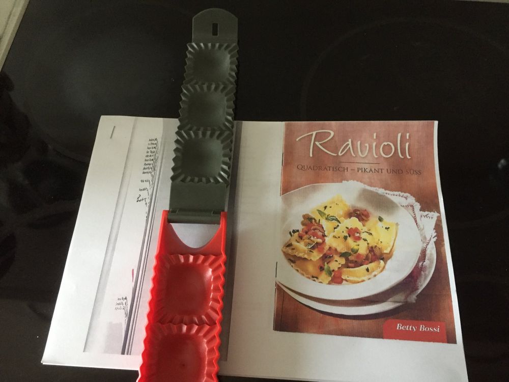 Betty Bossi Stampino Per Ravioli Fatti In Casa – Stampo Riavvolgibile Per 18 Ravioli, Con Stencil E Spatola – Ideale Per Pasta Fresca - 2