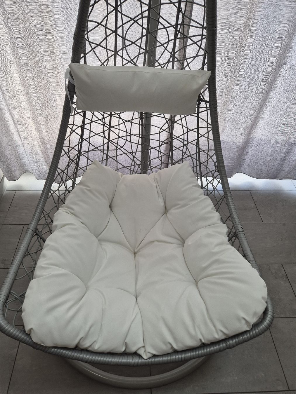 Poltrone pensili da giardino: Hängesessel - Polyrattan - Hellgrau mit weißen Kissen  – Usato da Bertschikon Gossau venduto da Andre675 1